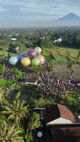 Balon Udara Candi Ngawen.. #muntilan #muntilanhitz #sewadrone #dronemuntilan #rentaldronemuntilan #varioungu  #sewadronemagelang #sewadronemagelangjogja #fyp #fypシ゚ #fypp #fypage #fypdong #fypシ゚viral🖤tiktok #sangukukricik #CapCut 