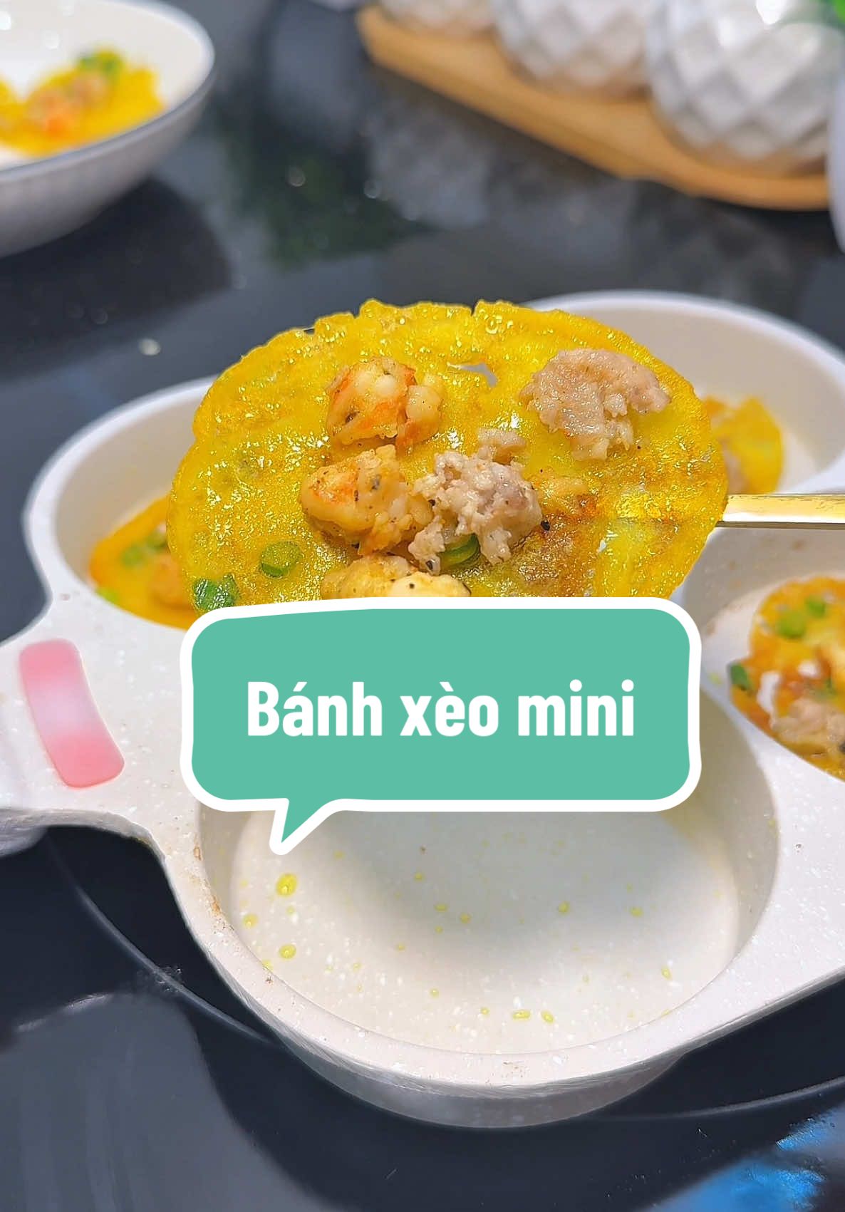 Đổ bánh xèo mà 10 chiếc giòn cả 10 thì không phải tâm linh nữa đâu nhỉ. Nay mình làm bánh xèo mini mà nó giòn ăn đã lắm. Để 1 lúc vẫn cứ giòn tan lun 🥰#mesausoc#banhxeomini#banhxeogion#xh