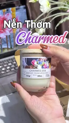 ✨Muốn xinh thì dùng app, muốn chill thì phải có nến Heny Garden! Mùi hương của nến thơm Charmed như dẫn lối bạn lạc vào khu vườn hoa thơm ngát, thoang thoảng chút hương gỗ ấm áp, dễ chịu hết nấc luôn đó 😍 #henygarden #nenthom #charmed #thomphong #relax #thugian