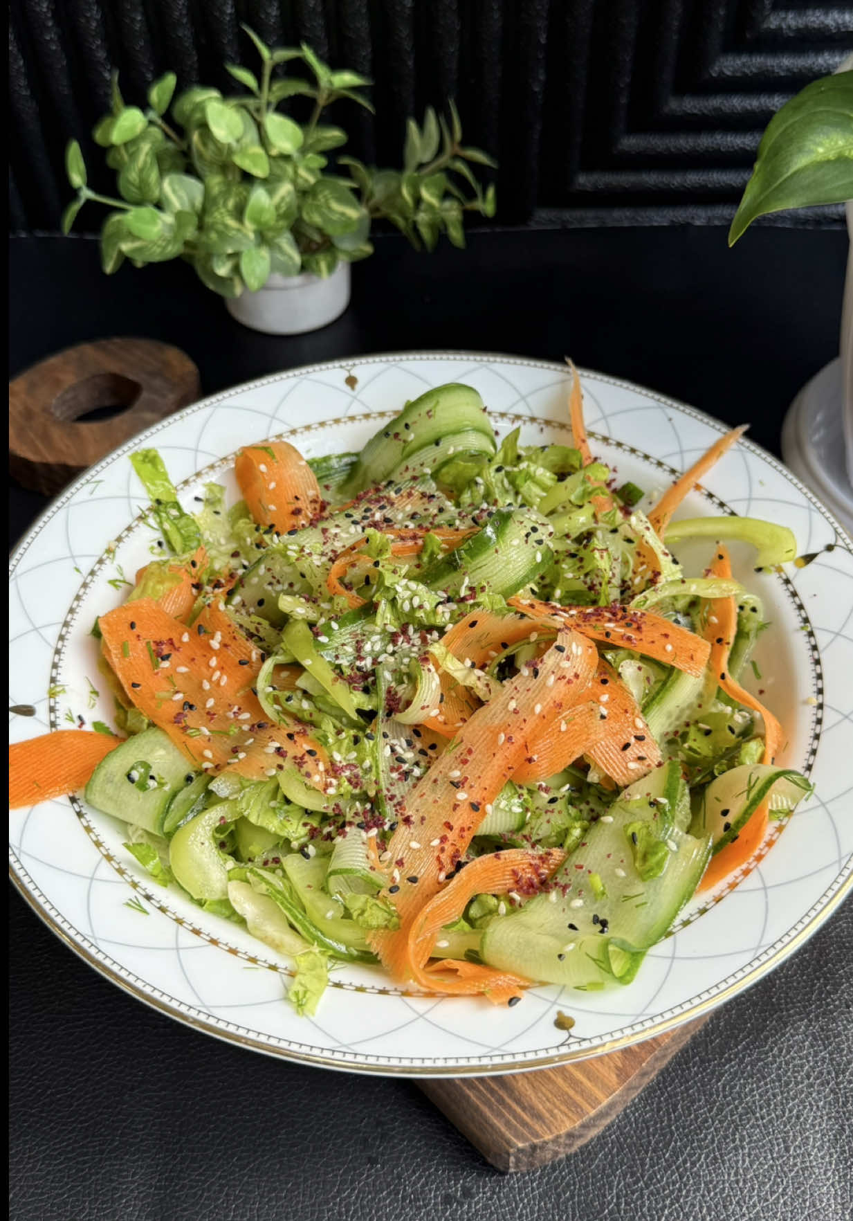 Şişkinlik, halsizlik, tatlı krizleri? Bir tabak taze sebzeyle hem hafiflersin hem de bedenine gerçek bir iyilik yaparsın. Bu salata; sindirimi rahatlatır, ödemi azaltır, bağırsaklarını çalıştırır, cildini güzelleştirir. Üstelik yapımı sadece birkaç dakika! Sebzeli Ferah Salata Malzemeler: • 3-4 yaprak marul • 1 adet yeşil biber • 1 adet salatalık • 1 adet havuç • Bir avuç yeşillik (maydanoz, dereotu, yeşil soğan) Sosu için: • 2 yemek kaşığı zeytinyağı • Yarım limonun suyu • 1 çay kaşığı tuz • 1 tatlı kaşığı susam • 1 tatlı kaşığı çörekotu • Üzerine bolca sumak Yapılışı: Sebzeleri ince şeritler halinde doğrayın. Geniş bir kaseye alın. Sos malzemelerini karıştırıp salatanın üzerine gezdirin. İyice harmanlayın. Üzerine sumak serpin, afiyetle! #sağlıklatarifler #pratiksalata #şekersizhayat #formdakal #güzellikiçinbeslen #healthysalad #eatclean #lightlunch #detoxrecipe