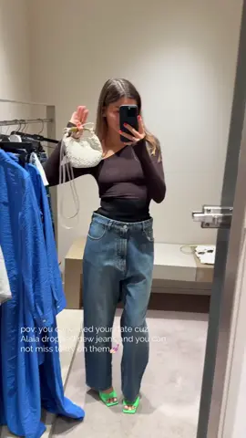 Alaïa jeans much more important then your date🤌🏻 #alaia #alaïa #alaiajeans #denim #denimlovers #personalshopperlondon #personalshopper #alaiaroundjean #alaiaknitbandjeans 