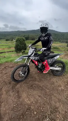selamat sore 😊😊 Rejeki itu gak selamanya harta benda, tubuh sehat n bahagia itu juga rejeki 😊😊 #foryoupagе #motocross #4upageシ #freestyle #fmx #fasthouse #🎧 #adventure #hutankalimantan #yz450f🔥 #fyp #weekend #yamaha  @smule.bruce 
