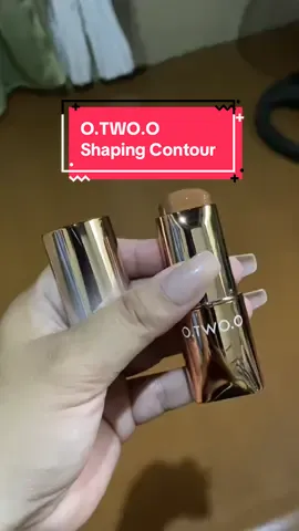 A contouring stick with perfectly contoured shades and long-wearing coverage. The cream, silky paste gluded smoothly on the skin; the soft shades wont overwhelm makeup and blend seamlessly with the skin to eefine facial features, correct even skinton, and create natural, sculpted contours with long- lasting wear color; compact stick design, more convenient and quicker to apply makeup #contourstick #contourshapeshift #makeup #fyp 