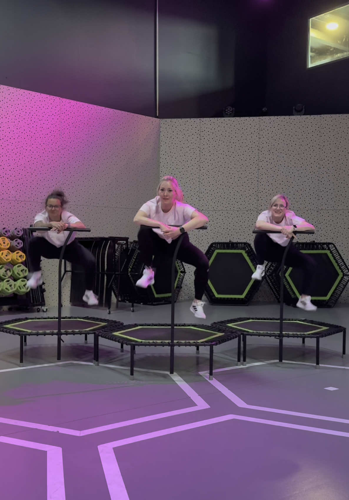 Let’s jump into the week! ✨ Montag & Mittwoch heißt es bei uns: Jumping Fitness bei Xtrafit Essen! Power, Spaß & Beats – das perfekte Workout auf dem Trampolin wartet auf dich! Sei dabei & bounce dich fit! #JumpingFitness #XtrafitEssen #TrampolinWorkout #FitnessMotivation #MondayMotivation #WorkoutFun #jumpingfitness #jumping #bellicon #Fitness #gym #everydayisjumpingday  @Rukiye @UGC Creator Amelie & Vera @XTRAFIT 