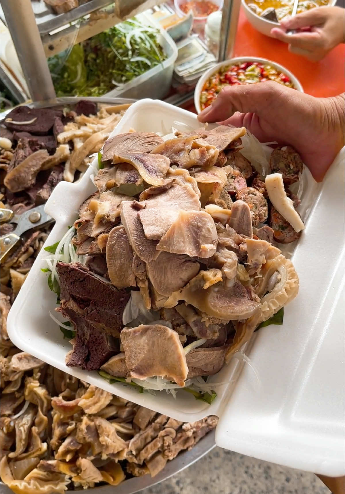 Gỏi lòng bò bóp củ kiệu – món mồi bén tới nóc! Lòng thì giòn, củ kiệu thì chua ngọt, cay the thơm nức mũi, ăn tới đâu là cuốn tới đó. Mồi ngon thế này mà không ngồi cùng mấy cốt chí thân thì ngồi với ai đây? Gọi ngay hội bạn, tới Cháo Bò 99 chiến liền một dĩa cho đã cái nết!” #chaobo99 #LearnOnTikTok #streetfood #ancungtiktok #xuhuongtiktok #FoodTok #tiktokfood #viral #2025 