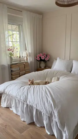 @nataliaontheway has the most magical bedroom ever ☁️🥹💖 #fluffy #bedroom #bedroomdesign #duvet #fluffyduvet #comforter #happyfluffycloud #cloudbed