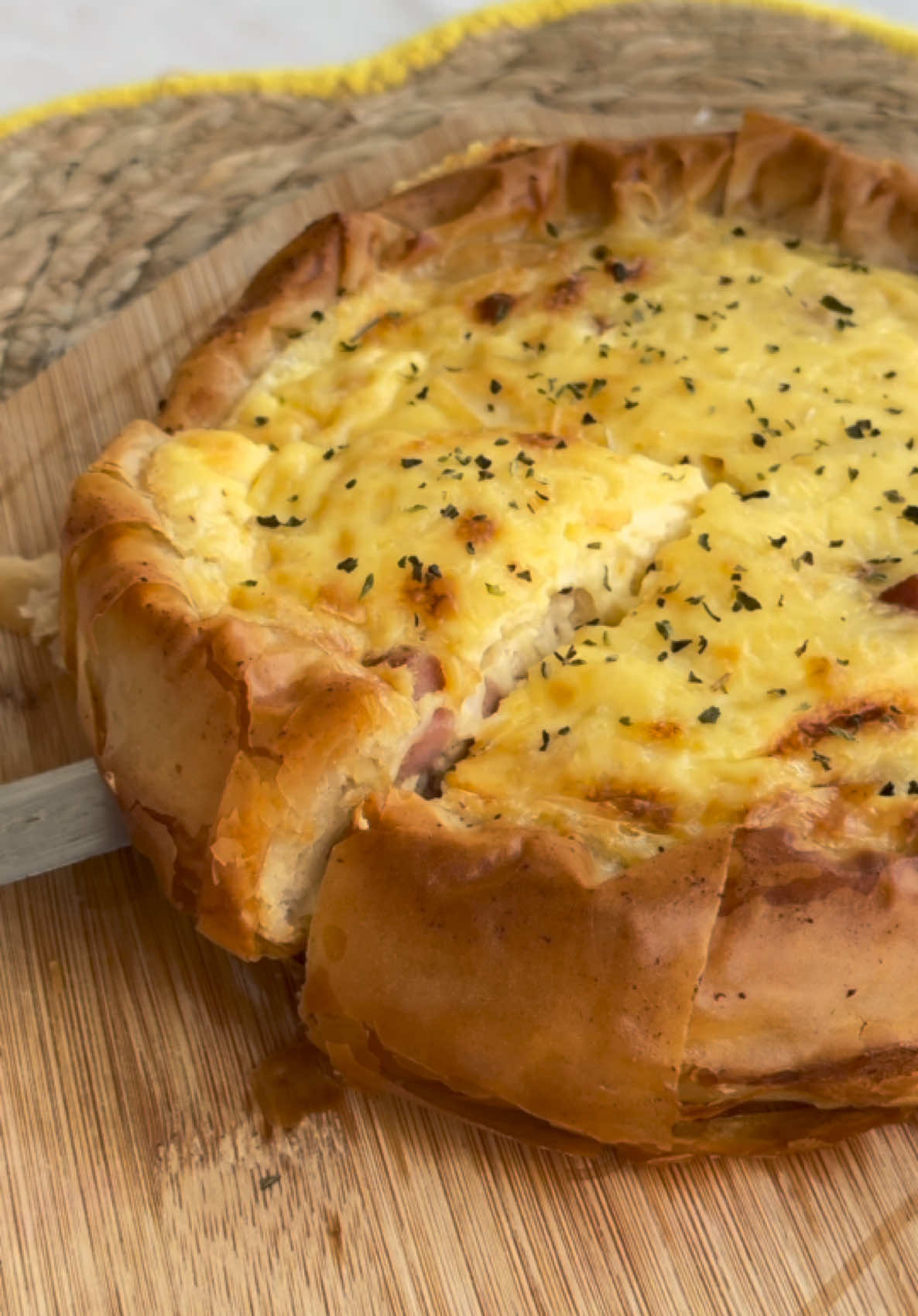 QUICHE FILO ❤️‍🔥  Ingrédients pour un moule de 18 cm :  Pour l’appareil à quiche : • 3 œufs • 200 ml de crème fraîche entière (ou crème liquide entière) • 100 ml de lait (demi-écrémé ou entier) • Sel, poivre, muscade Garniture : • 150 g de lardons fumés 8 feuilles de pâte filo  #recette #quiche #diner #recetterapide 