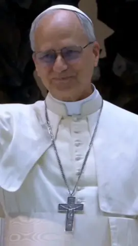 The funny humble moment when Pope Leo XIV takes a rapturous applause at his first meeting with the journalists gathered in Rome today.  #xyzbcafypシ  #viralvideos  #catholictiktok  #catholic  #vatican  #vaticano  #roma  #italia  #habemuspapam  #popeleoxiv  #jubilee  #pope  #jubileeofhope 