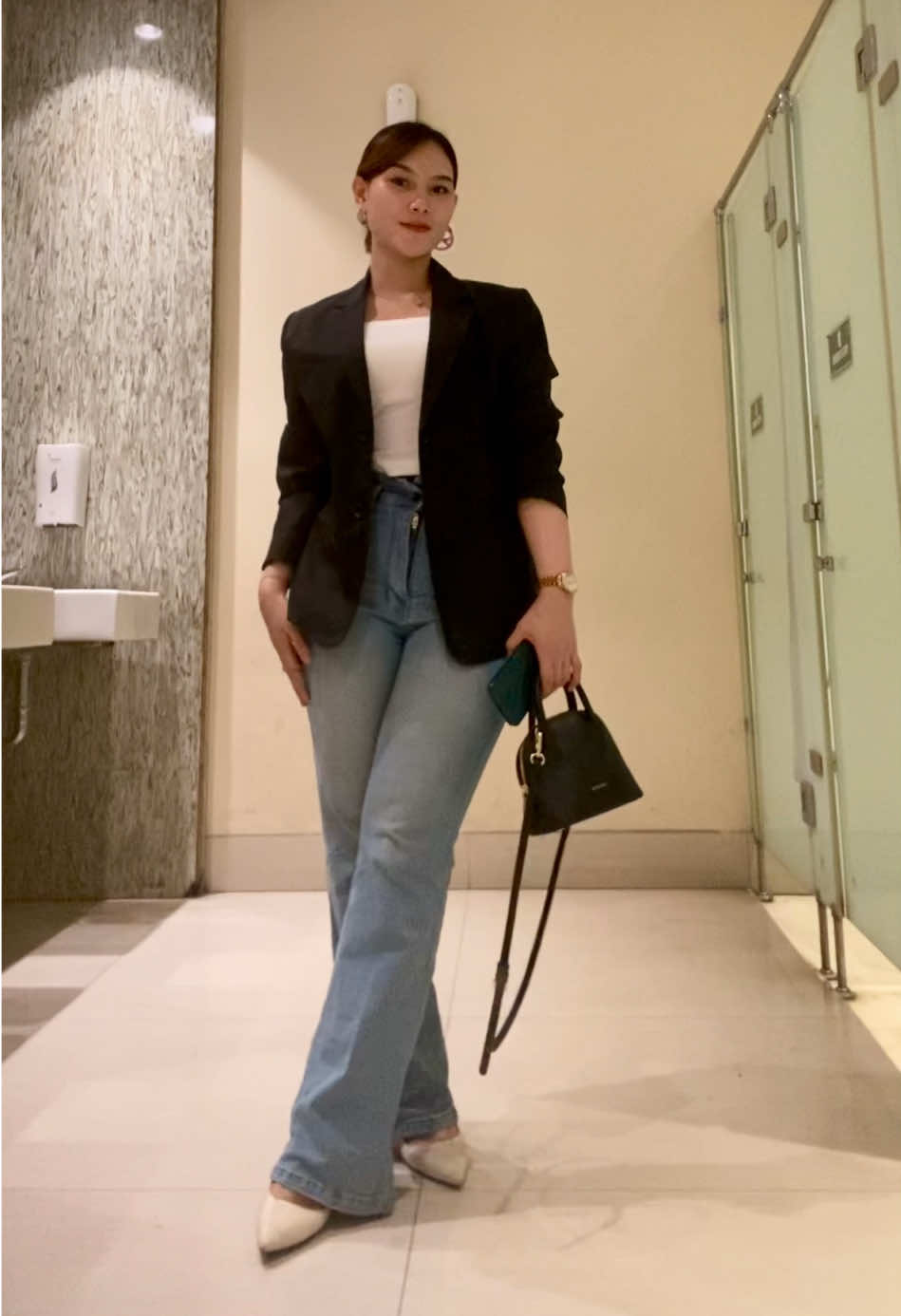 Kira kira cocoknya outfit kemana ya ?#OOTD #inspirasiootd #outfitideas #capsulewardrobe #jeanshightwaist #jeanscutbray #flarejeans #blazeroutfit 