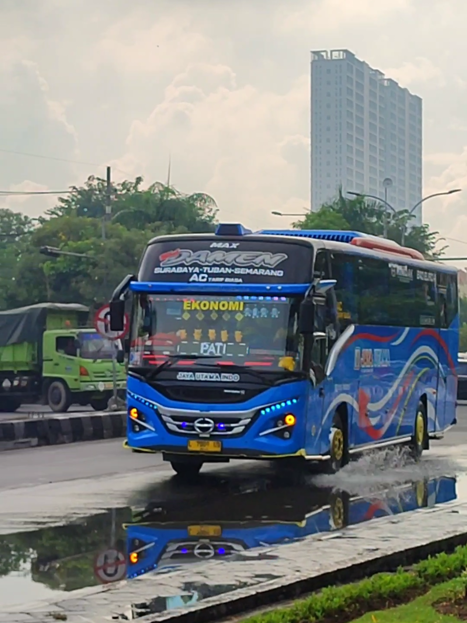 @damenofficial_ Mbah Damen bernyanyi 🚌🚀🚀🫣