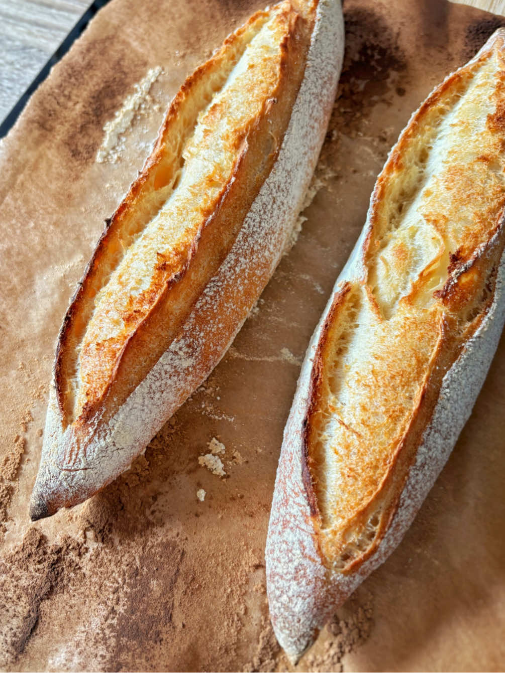 ✏️ Вот 5 важных моментов при выпечке багета дома: ✅ Мукааа!  Используйте с содержанием белка 12-14% – это основа для сильной клейковины. Именно она удерживает форму, даёт объём и пористость.  ❗️Низкобелковая мука даст липкое, вялое тесто и плоские лепёшки вместо багетов. Вымесить качественно такое тесто почти невозможно😟 ✅ Проверьте соотношение ингредиентов к муке, есть строгие проценты (они называются бейкерские). Их придумали не просто так!  Мука – 100% Вода – 65-70% Соль – 2%  Дрожжи (прессованные) – 0.3-1% ❗️Это всё влияет на текстуру, вкус и стабильность теста ✅ Предформовка может быть не только прямоугольной, особенно, если вы – новичок.  На этом этапе вы задаёте будущую структуру багета: его симметрию, длину и высоту,  равномерность пор. Проще начинать с круглой или овальной заготовки – так легче контролировать натяжение и равномерность теста. ✅ Косые надрезы – это индикатор качества всей работы. То, что покажет все ошибки на предыдущих этапах. Их красивое исполнение и раскрытие – это просто опыт.  Но параллельный разрез даст вам более стабильный результат, даже если были косяки😉 ✅ Температурный режим!  - Аутолиз и медленная ферментация (оптимальный диапазон температуры для этих процессов – 20°-24°C; ниже и выше – уже чревато…); - Плавная растойка (не выше 27°С, не ниже 20°С), хорошо  разогретая духовка (обязательно с паром первые 10 минут)  ❗️Вот, что доведёт багет до идеала. Без хорошей температуры – ни корки, ни объёма. . . . #багет #кулинария #выпечка #хлеб 