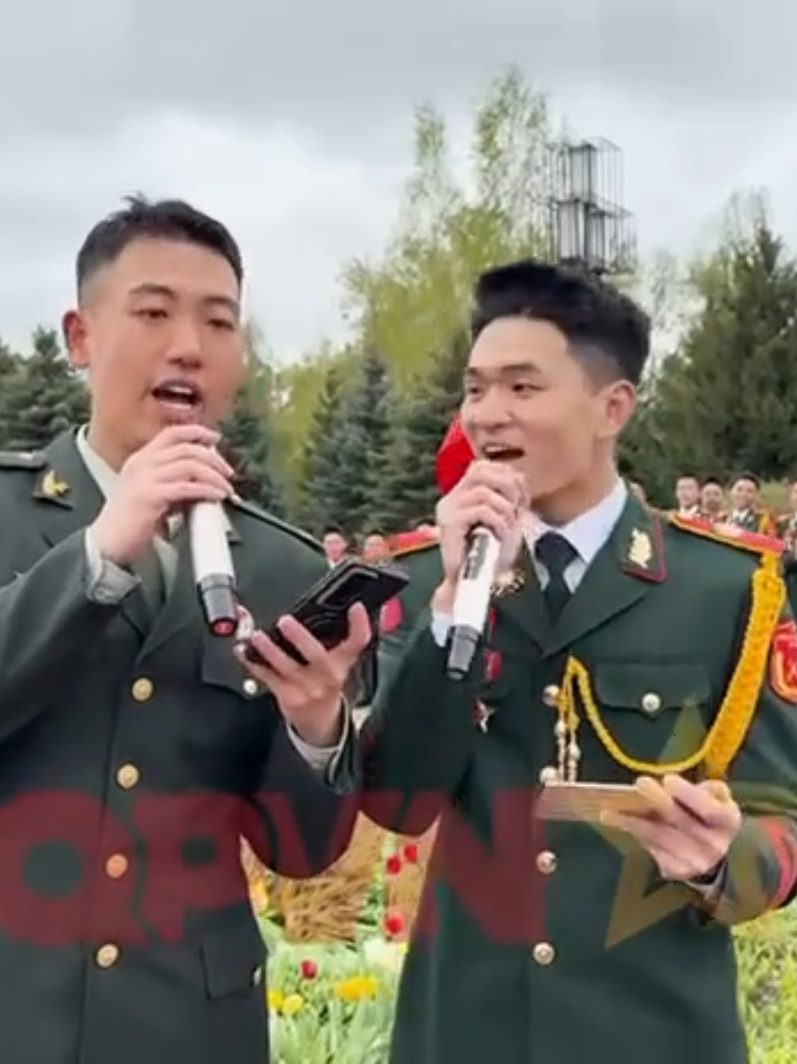 Thành viên hai đoàn Quân Giải phóng Nhân dân Trung Quốc và Quân đội Nhân dân Việt Nam giao lưu văn nghệ trong thời gian tham gia Lễ duyệt binh kỷ niệm 80 năm Ngày chiến thắng trong Chiến tranh Vệ quốc vĩ đại tại Moscow, Nga. 中国人民解放军和越南人民军官兵在俄罗斯莫斯科参加纪念苏联伟大卫国战争胜利80周年阅兵式期间进行了文艺交流。 🇨🇳🇻🇳 @Quốc phòng Việt Nam - QPVN 