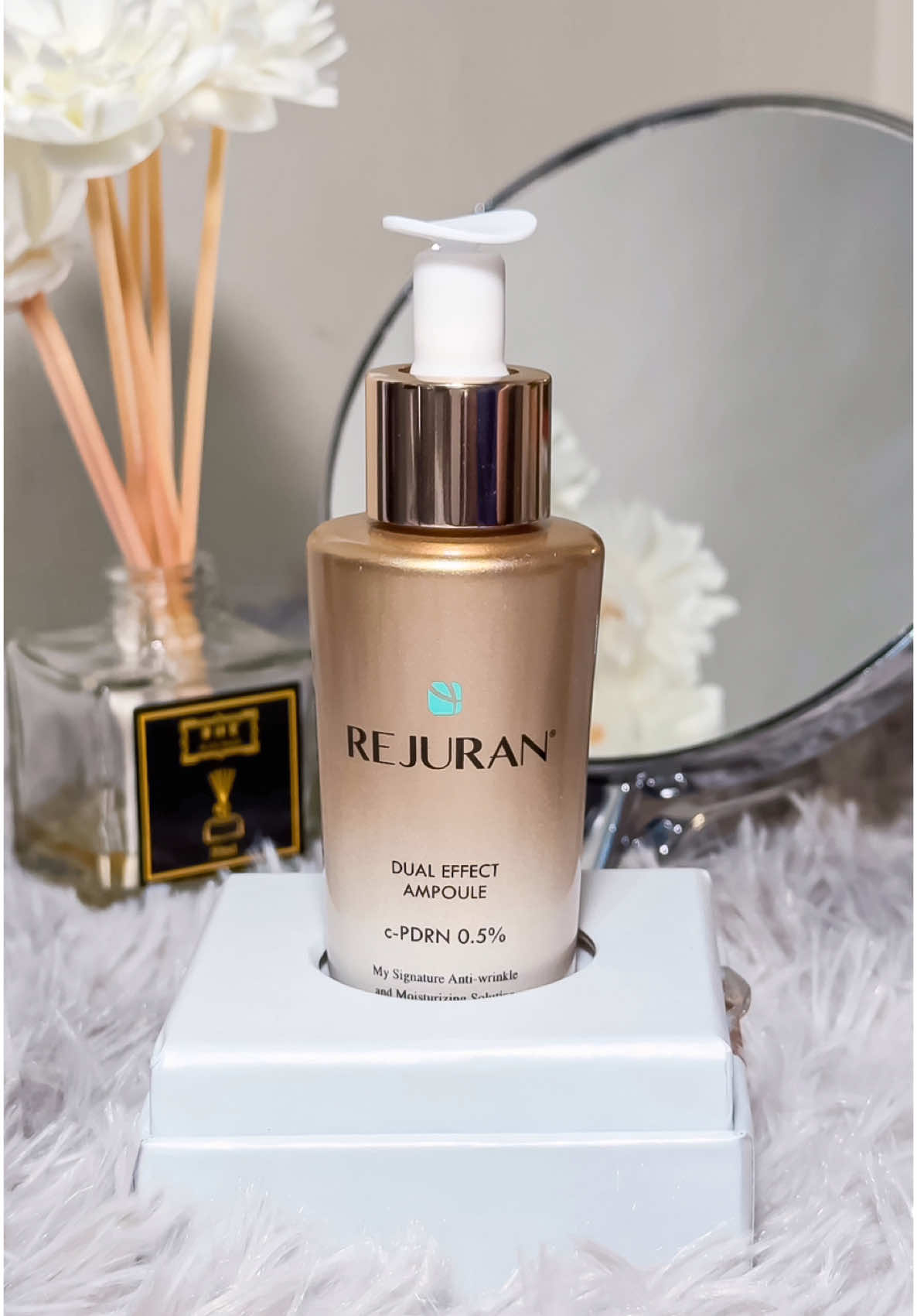 Say hello to skin regeneration in a bottle. The Rejuran Dual Effect Ampoule combines science-backed ingredients to transform your skin from within. ✨ • c-PDRN (polydeoxyribonucleotide) – a powerful molecule derived from salmon DNA that stimulates collagen production, accelerates skin healing, and improves elasticity. • Niacinamide – evens out skin tone, reduces dark spots, and strengthens the skin barrier for long-term health. • Squalane & Calendula Extract – deeply hydrate and calm irritation while boosting your natural glow. • Licorice & Arbutin – target pigmentation and inflammation for brighter, more even-toned skin. Whether you’re fighting dryness, fine lines, or post-acne marks, this ampoule works to restore balance and resilience from the inside out. A must-have in any serious skincare routine. 🤎 #Rejuran #KBeauty #SkincareRoutine #SkinRegeneration #GlassSkin #PDRN  #KoreanSkincare #SkinBarrierRepair