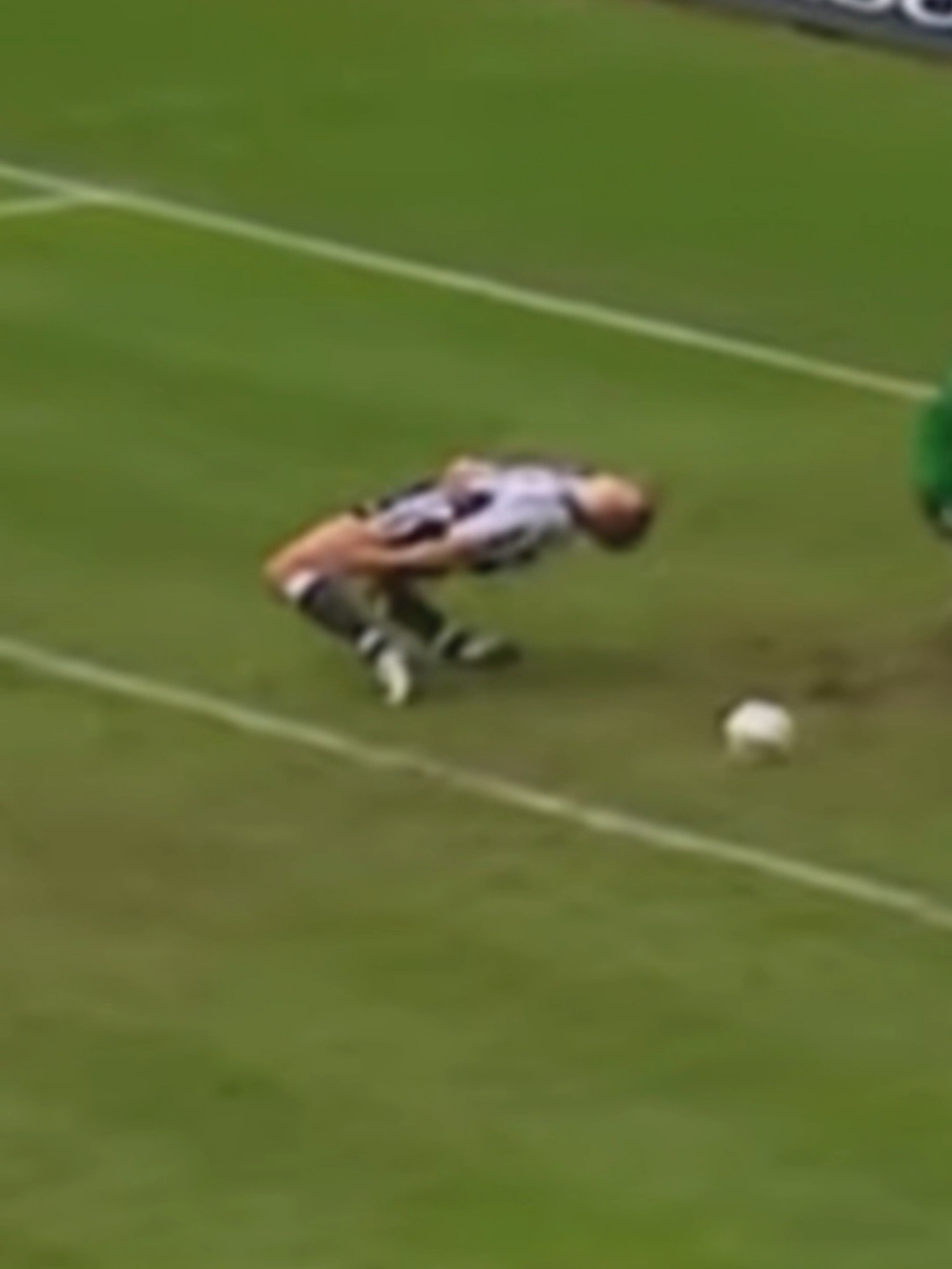 Steven Taylor illegal handball #newcastleunitedfc