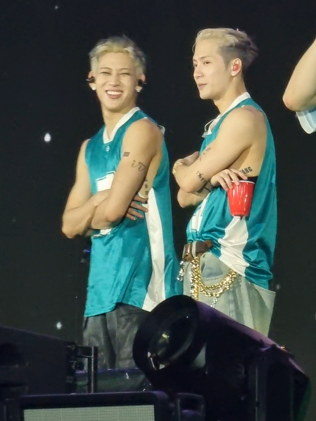แบมกับแจ็คยืนเม้าท์แฟ่ดกันอยู่สักพักละ ซีนนี้น่ารักมากขึ้นเมื่อจินยองกับแจ็คทักน้องเจ้นท์หลานเจ็กแบมที่โบกอากาบ้งทักอยู่ข้างล่าง #bambam #jacksonwang #jinyoung #got7 #got7nestfest2025 #got7_nestfest #got7_nestfest_day2 #เทรนด์วันนี้tiktok 
