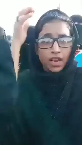 لا انتقالي لا شرعيه قالتها المطربه الصاعدة فنانة عدن و بنت عدن الحرة #رنا_السلامي من بعد الحمى والغلاء لبست عباية ومقرمه وخرجت مع الحريم نشتي اجانب يحكمونا 🤎