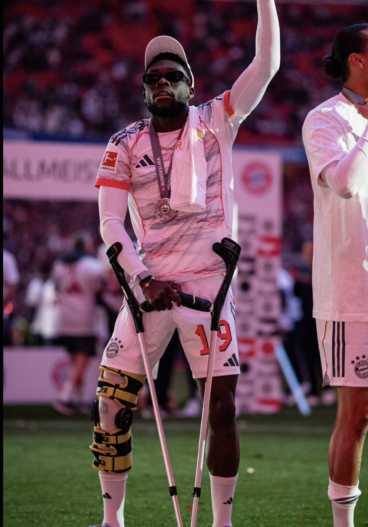 Siri, play 𝑴𝒖̈𝒏𝒄𝒉𝒆𝒏 𝒎𝒚 𝑻𝒉𝒓𝒐𝒏𝒆 📀