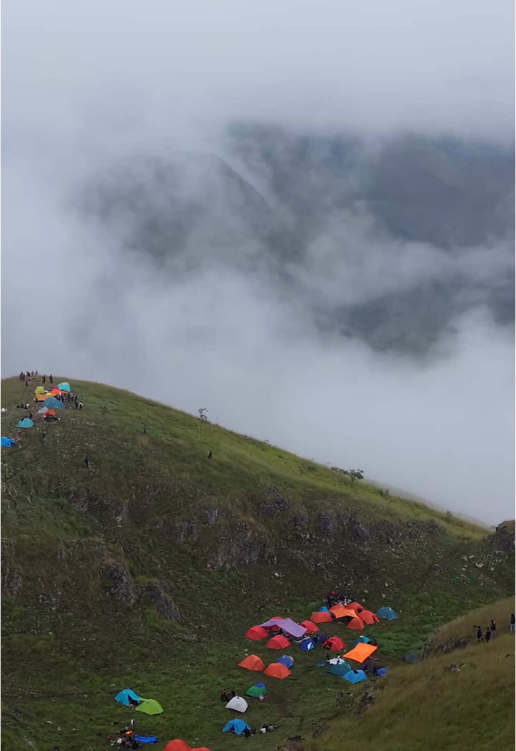 Deleng 7 Dayang merupakan salah satu view terbaik yang ada di Sumatera Utara. 📹 IG : h_ndraa #deleng7dayang #tanahkaro #karo #wisatasumut #sumut #fyp #fypシ #tiktok #viral 