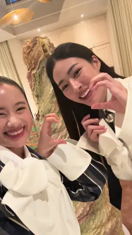 วันนี้แสนสิริ @SansiriPLC ชวนมา surprise หลิงหลิง @Lingling Kwong !! ฮืออออ อยากบอกว่าหลิงหลิงเป็นคนที่ มม คิดว่าสวยมากกก แบบหยุดมองไม่ได้เลย พอได้เจอน้องเข้าไปคือรู้เลยว่าทำไมคนทั้งโลกถึงรักน้องขนาดนี้ หลิงหลิงเป็นคนที่ใส่ใจในทุกคนรอบข้างมากๆแบบเป็นธรรมชาติเลยค่ะ เป็นคนที่หัวใจน่ารักมากๆเลย 🥹 ตอนมมกำลังจะปักเทียน หลิงหลิงก็เข้ามาช่วยปักทันทีเลยค่ะ ตอนมมแขนเสื้อจะโดนเค้ก เพราะตื่นเต้นมากกกก หลิงหลิงก็เข้ามาช่วยจับ บอกว่าระวังเสื้อเลอะ ฮืออออ โดนตกอย่างถาวรเลยค่ะ แบบจะรัก 00k ตลอดปัยยย เป็น fc ตลอดกาล 🙈 ตอนเจอแอบบอกน้องว่า ฟีด มม มี หลิงหลิงประมาณ 50% จะบอกใหม่ว่าตอนนี้เป็น 90% ไปเรียบร้อยแล้วค่า 555 มีใครเป็นเหมือนกันมั้ย 🤭 เค้กก้อนนี้ตั้งใจทำให้ สงบอย่างสง่า และเรียบหรูดูแพง แบบ ณริณสิริ แต่แฝงไปด้วยความหวาน หอม และมี เสน่ห์ แบบ หลิงหลิงคอง ค่า ขอบคุณแสนสิริมากๆเลยนะคะที่สานฝันความอยากเจอน้องหลิงหลิงให้เป็นจริง ดีใจมากมากเลยค่า 🫶🏻 #SansiriXLingLing #FriendOfSansiri #Everydaylifeisgood #ทุกวันชีวิตดี #linglingkwong 
