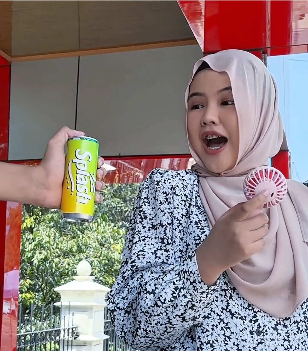 Halo semuanya, 👋 Kami dari kelompok 2 mempersembahkan sebuah video periklanan yang dititipkan kepada kelompok kami sebagai tugas dari mata kuliah Manajemen Penjualan dan Periklanan. Dalam video ini, kami mengangkat produk Splash minuman menyegarkan yang bisa buat mood jadi happy! Dipersembahkan oleh: 1. Jhonathan Wilbert (01011282227050) 2. Fahri Ahmad Muzaki (01011282227065) 3. Pontry Parameswara (01011282227078) 4. Muhammad Reynaldi (01011282227049) 5. Mustafid Lutfi (01011282227082) 6. Alya Ananda (0101128212624) 7. Kurnia Cahyati (01011282227017)