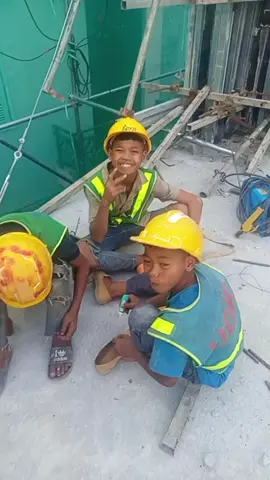 nhìn các em tội quá.cỗ gắng ko được học ở trường.. nhưng được học cái trường đời .