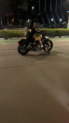Misi cewe ganteng numpang lewat 🤟🏻  #CapCut #biker #ladybiker #nightride #motorkustom #bumblebee #benellipe250 #motoridaman #jakarta #foryou 