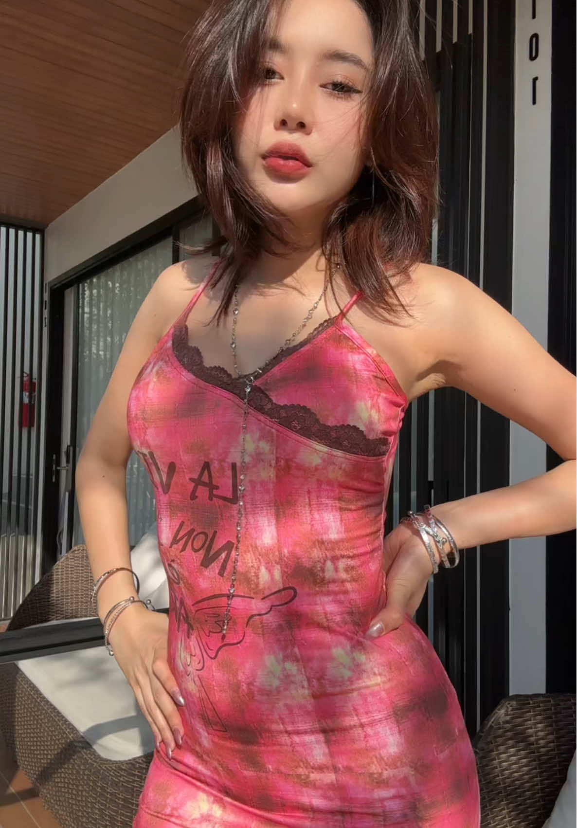 เป็นเดรสที่ใส่แล้วแซ่บมากกก❤️#มินิเดรส#ชุดเดรสน่ารักๆ#tiktoklooks#outfit#fashion#tiktokป้ายยา#fyp 