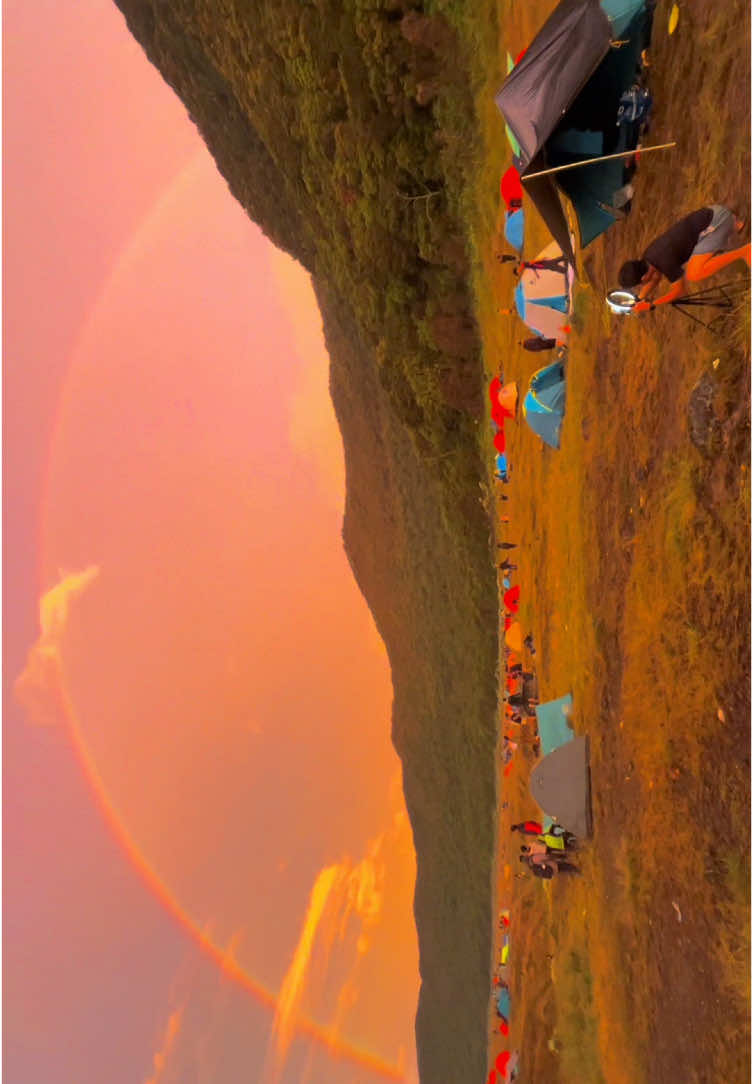 semua org bisa ke gn gede,tapi ga semua org bisa beruntung dpt view sunset+pelangi☀️🌈🔥 #suryakencana #gununggede2958mdpl #sunset #sunsetvibes #pendakigunung #aestheticvideos #fyp #foryou 