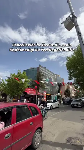 Bahçelievler’de bulunan bu kafeyi gördünüz mü? 😍 Tanıtım Burası 7. Caddede bulunan On Off Coffee  @onffcoffee  Terası bulunuyor ve loca şeklinde bölümler var.  ⏰ 01.00’e kadar açık.  📍7. Cadde Vakıfbank karşısı  Buradan haberdar olmasını istediğin arkadaşına bu videoyu gönder. 🙌🏻 Ankara’da Ne Var? diyorsanız sayfamıza göz atabilirsiniz. 🩷