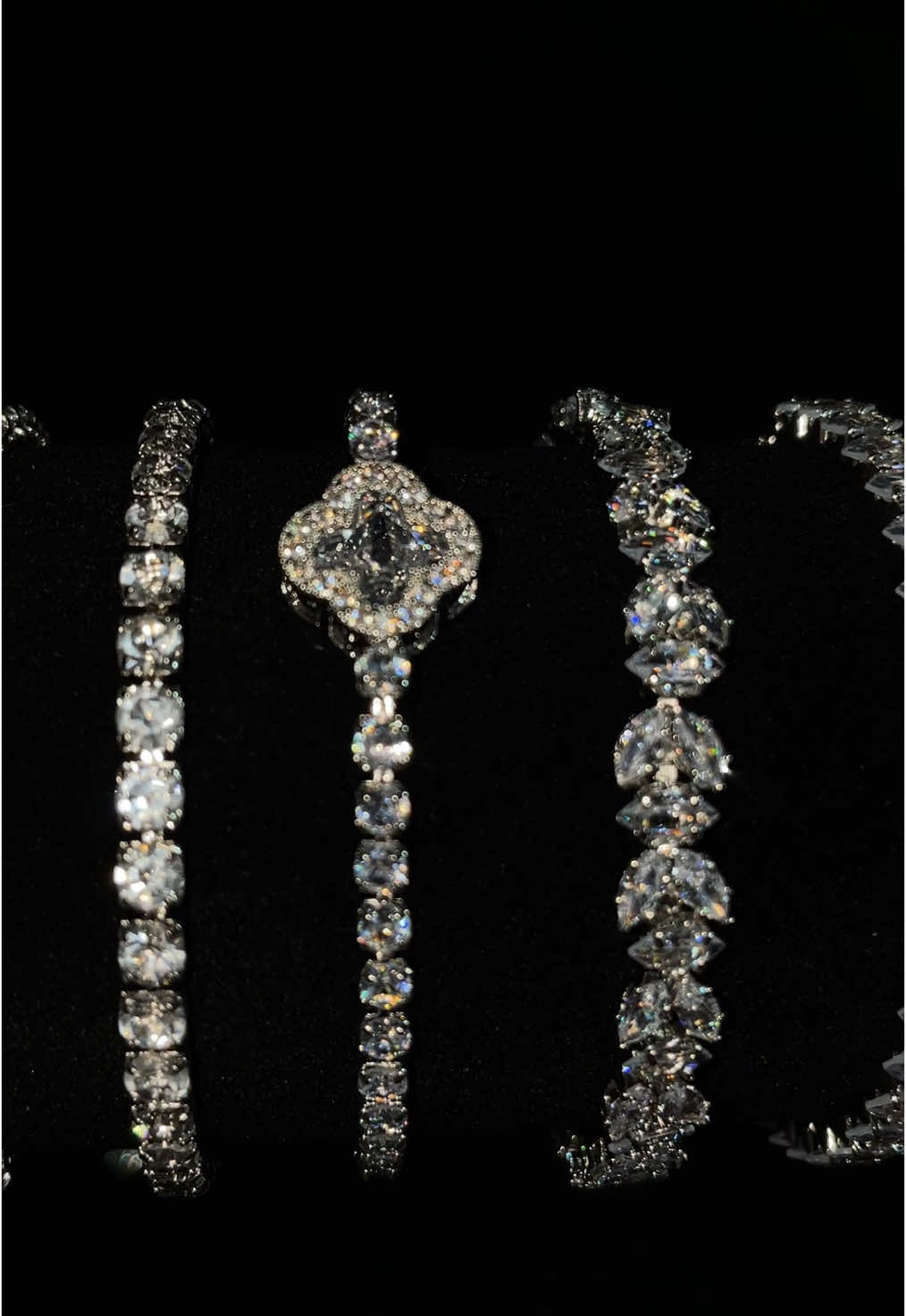 اساور اكسسوار وفضة عيار 925 مرصعة بحجر الزركون اللامع✨💍  لخدمة سريعة و معرفة المزيد من التفاصيل تواصلو عبر الواتساب على 0552643770 التوصيل في جدة خلال24-48 ساعة🤩 المتجر موثق في منصة الاعمال ✅ رقم التوثيق 0000170301 #فضة #فضة_عيار_٩٢٥ #اكسسوارات #خاتم #خواتم_فضة #خواتم_نسائيه #explore #viral #trending #fypシ゚ #fyp #جدة #ring #silver #bracelet #اساور 