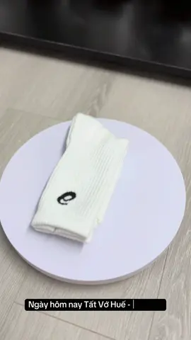 ⸻ GIỚI THIỆU MẪU TẤT ASICS TRẮNG CAO CỔ – SỰ LỰA CHỌN CHUẨN GU CHO NGƯỜI YÊU THỂ THAO! Anh em chơi thể thao chắc không còn xa lạ với thương hiệu Asics – nổi tiếng với các sản phẩm bền, chuẩn form, mang lại cảm giác thoải mái tối đa trong từng bước di chuyển. Tất Asics trắng cao cổ – hiện đang có mặt tại Tất Vớ Huế - Lee Bôn – chính là lựa chọn lý tưởng cho: 	•	Người thường xuyên chạy bộ, tập gym, đạp xe hoặc chơi các môn vận động cường độ cao. 	•	Những ai cần vớ thấm hút tốt, êm chân, không bị tụt gót, không gây bí bách khi mang giày thể thao nhiều giờ liền. 	•	Phong cách đơn giản nhưng vẫn toát lên vẻ trẻ trung – khỏe khoắn – thể thao. Điểm nổi bật: 	•	Chất vải cotton pha co giãn, thoáng khí, mềm mịn. 	•	Thiết kế cao cổ ôm chân nhẹ nhàng, chống trượt tốt. 	•	Form đẹp, không bai nhão sau nhiều lần giặt. 	•	Logo Asics thêu sắc nét – mặc là nổi bật phong cách liền! Tụi mình đã test và feedback từ khách cực tốt – ai mang rồi là ghiền, quay lại đặt thêm liền tay!