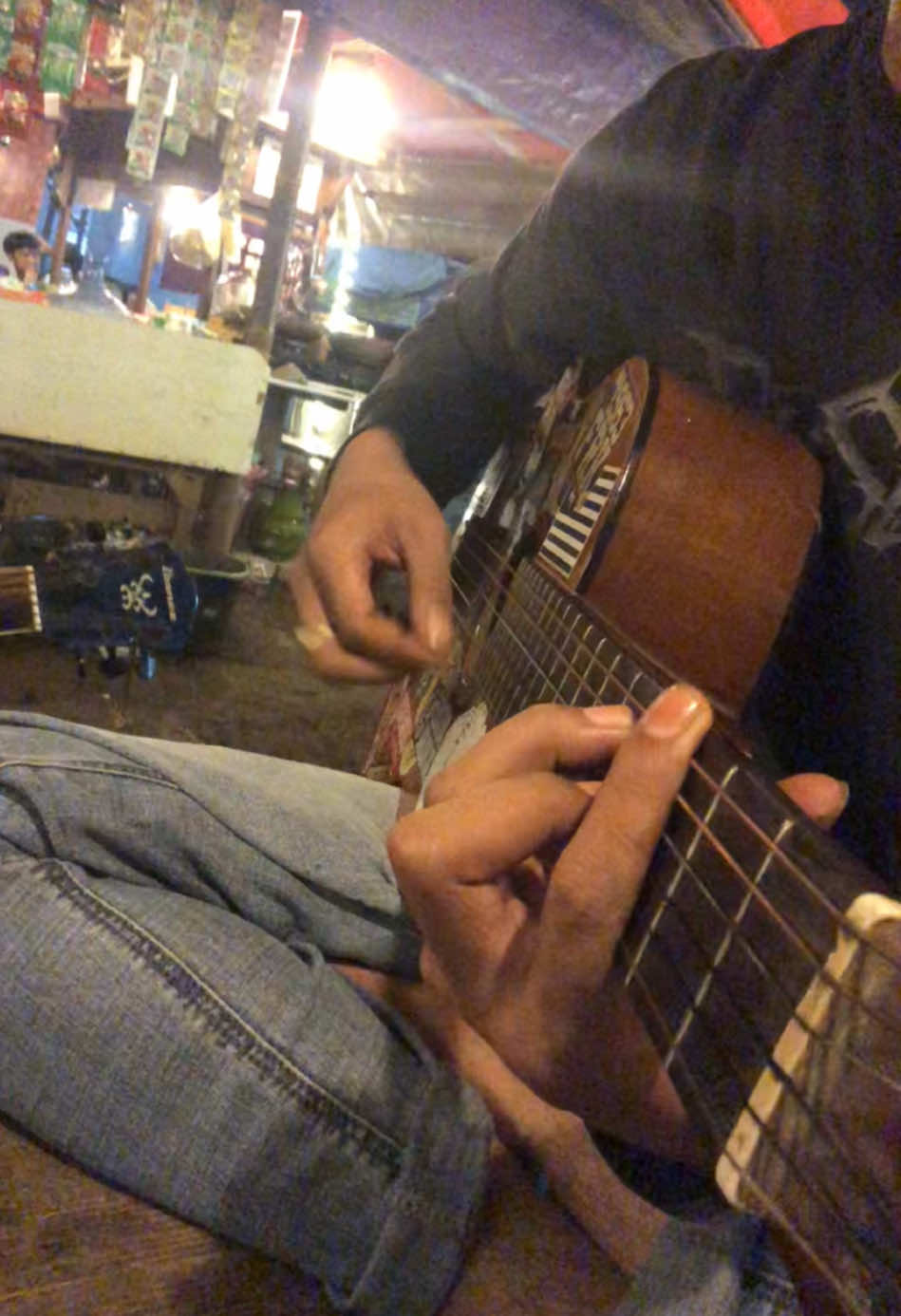 Yang tau lagu ini, sekarang udah umur berpa ya?  #VoiceEffects #fyp #fypシ #melodigitar #introgitar #gitartongkrongan #gitarcover #genjrengangitar #cover #nyanyibareng #tempatnongkrong #powerchord #petikangitar #danbila #dpaspor 