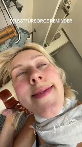 KÖRPER ABGERECHNET - Aber ab jetzt wird alles anders ✨💫🌟 Actually hab ich mich selbst mit Filmen dieses Videos überstrapaziert, habs aber zu spät gemerkt und dann trotz Kopfschmerz und Stress im Bauch noch 3 Takes aufgenommen LoL die Ironie 🙂😂 Stand danach für den Rest des Tages ziemlich neben mir.. hatte aber die Idee und wollte die dann auch direkt umsetzen und dann nochmal besser und dannnn ist mein Spargel verkocht haha und ich hab mich am Nudel Wasser verbrannt, machste nichts. Damit war mein Start in den Tag, ja Gnochis gab’s bei mir zum Frühstück, direkt nicht so fürsorglich gestartet wie ich vor hatte.  Die Essenz ist, wer sich zu sehr verkrampf um sich um sich zu kümmern und zu viel Gutes für sich tun will, schadet sich durch den Stress wahrscheinlich dann doch mehr. Alsooo vllt doch nicht 7km morgens auf den dolle miezen 🐱  Passt auf euch auf, esst genug, schlaft genug und fühlt euch gedrückt 🫂 #unterhaltung #adhs #lel #humor #alltag #schmerz #psychosomatik #psyche #selbstführsorge #therapie #essen #kochen #adhserwachsene #kontrolle #lebenimgriff