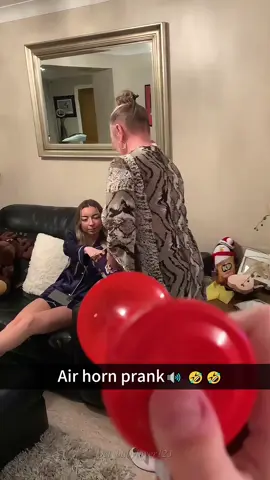 Air horn prank 🔊#scare #scared #scarecam #scareprank #prank #funny #fun #trending #virral #jumpscare #fyp #foryoupage #couple #family 