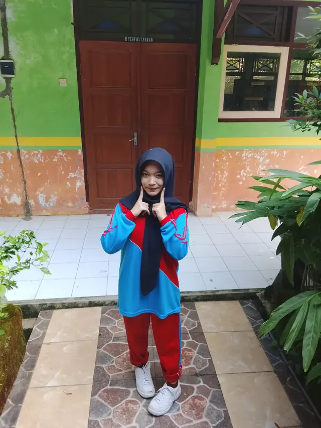 Bahan-bahan: · 750 gr ayam, potong sesuai selera · 600 ml air kelapa · 2 buah serai, memarkan · 1 ruas lengkuas, memarkan · 3 cm jahe, memarkan · 3 mata asam Jawa · 3 sdm kecap manis · 2 sdm gula merah · Garam, gula pasir dan kaldu bubuk secukupnya Bumbu halus: · 11 siung bawang merah · 5 siung bawang putih · 5 buah cabai merah besar · 17 buah cabai rawit (sesuai selera) · 3 buah kemiri · 2 sdt ketumbar Cara membuat: 1. Tumis bumbu halus sampai harum dan matang. Tambahkan serai, lengkuas, jahe, asam Jawa. 2. Tambahkan air kelapa, gula merah, garam, gula pasir dan kaldu bubuk. Setelah mendidih tes rasa. 3. Masukkan ayam, dan masak sampai bumbu meresap dan air kelapa menyusut. Jika sudah matang angkat. 4. Bakar dengan diolesi bumbu sisa ungkepan ayam. Lakukan sambil daging ayam dibolak balik sampai daging ayam berwarna kuning kecoklatan. 5. Ayam bakar pedas manis siap dihidangkan dengan lalapan dan sambal. #madiun24jam #4u #fyp 