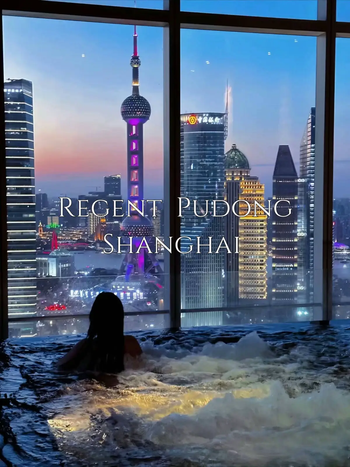 🛏️ นอนโรงแรมใจกลางเมืองเซี่ยงไฮ้กับวิวบรรยากาศสุดโรแมนติก ❤️ ใครที่วางแผนเที่ยวเซี่ยงไฮ้แต่ไม่รู้จะพักที่ไหน แนะนำโรงแรมระดับ 5 ดาว Luxury hotel  Regent Shanghai Pudong โรงแรมตั้งอยู่ย่าน Pudong ห่างจากหอไข่มุขเพียงแค่ 1.3 km. มองเห็น หอไข่มุกตะวันออก ได้ชัด ๆ ฟินสุด ๆ ตัวโรงแรมอยู่ในย่านการเงินสุดคึกคัก เดินไปช้อปปิ้ง 🛍️ หาของอร่อยกิน 🍽️ สะดวกมาก ๆ รอบ ๆ มีทุกอย่างครบ แถมหน้าโรงแรมมีสถานีรถไฟใต้ดิน 🚇 เดินทางง่าย👍 ✨ ที่ตั้ง: ถนนเซ็นจูรี่ 210 โรงแรมนี้มีหน้าต่างบานใหญ่เหมาะกับสาวๆติดแกรมชอบถ่ายรูปมากๆ  สระว่ายน้ำไร้ขอบ ที่ชั้น 41 ต้องไปเช็คอินให้ได้ วิวจากสระนี้เห็นหอไข่มุกตะวันออกชัดแจ๋ว วิวสวยมากๆ ดีไซน์กระจก 3 ด้าน ว่ายน้ำไปชมวิวเมืองไป  โรงแรมยังมีสปา 6 ห้อง (2 ห้องมีอ่างจากุซซี่) ฟิตเนส 24 ชม. และร้านทำเล็บ 💅 ครบจบทุกความสะดวกสบายในที่เดียว 🛏️ ห้องพัก: มีทั้งหมด 187 ห้อง ทุกห้องมีหน้าต่างบานใหญ่ มองเห็นวิวลู่เจียจุ่ยแบบเต็มตา! ดีไซน์ห้องเรียบง่ายแต่หรูหรา 🍽️ ร้านอาหาร: มี 3 ร้านในโรงแรม ทั้งอาหารจีนกวางตุ้ง ร้านอาหารนานาชาติ และบาร์สไตล์ญี่ปุ่นเก๋ ๆ  Regent Shanghai Pudong Hotel เป็นอีกหนึ่งตัวเลือกสำหรับการพักผ่อนที่สะดวกสบายใจกลางเซี่ยงไฮ้ ทั้งวิวเริ่ด ทั้งการบริการเยี่ยม มาสร้างความทรงจำสุดประทับใจในเมืองที่แสนโรแมนติกกันเลยค่ะ💖