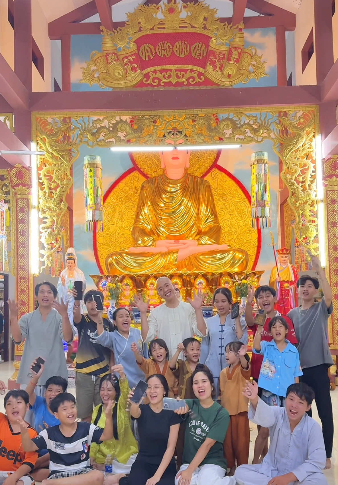 “Phật Đản đến rồi! Đèn hoa rực rỡ, tiếng cười lan khắp sân chùa. Ai cũng tất bật, mà lòng thì lại thấy an yên lạ thường. Vừa làm vừa cười, vừa thấy thương nhau hơn. Một mùa sen nở, một mùa lòng nhẹ.”#tramhuongthien #thichphuocthien #phatdanvesak2025 #trending 