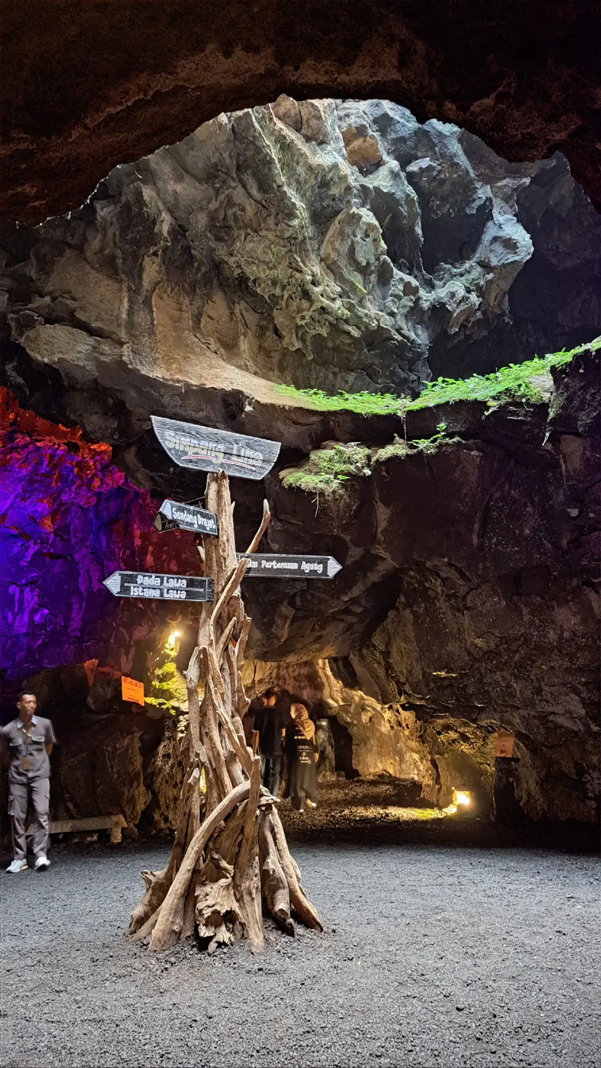 dimana spot foto favorit kalian di dalam Goa ? #goalawapurbalingga #golaga #indonesia #fyp #purbalingga #skyline #skatinghills #boomerangrainbowslide 