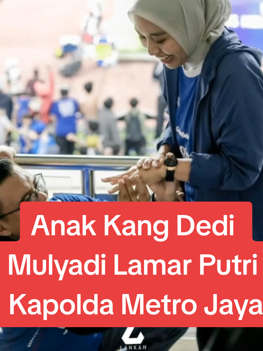 Anak Gubernur Jawa Barat Dedi Mulyadi, Maula Akbar Mulyadi Putra, melamar kekasihnya Putri Karlina. Selain menjabat Wakil Bupati Garut, Putri juga merupakan anak dari Kapolda Metro Jaya Irjen Karyoto. Sementara putra Dedi Mulyadi, Maula, saat ini duduk sebagai anggota DPRD Provinsi Jawa Barat.