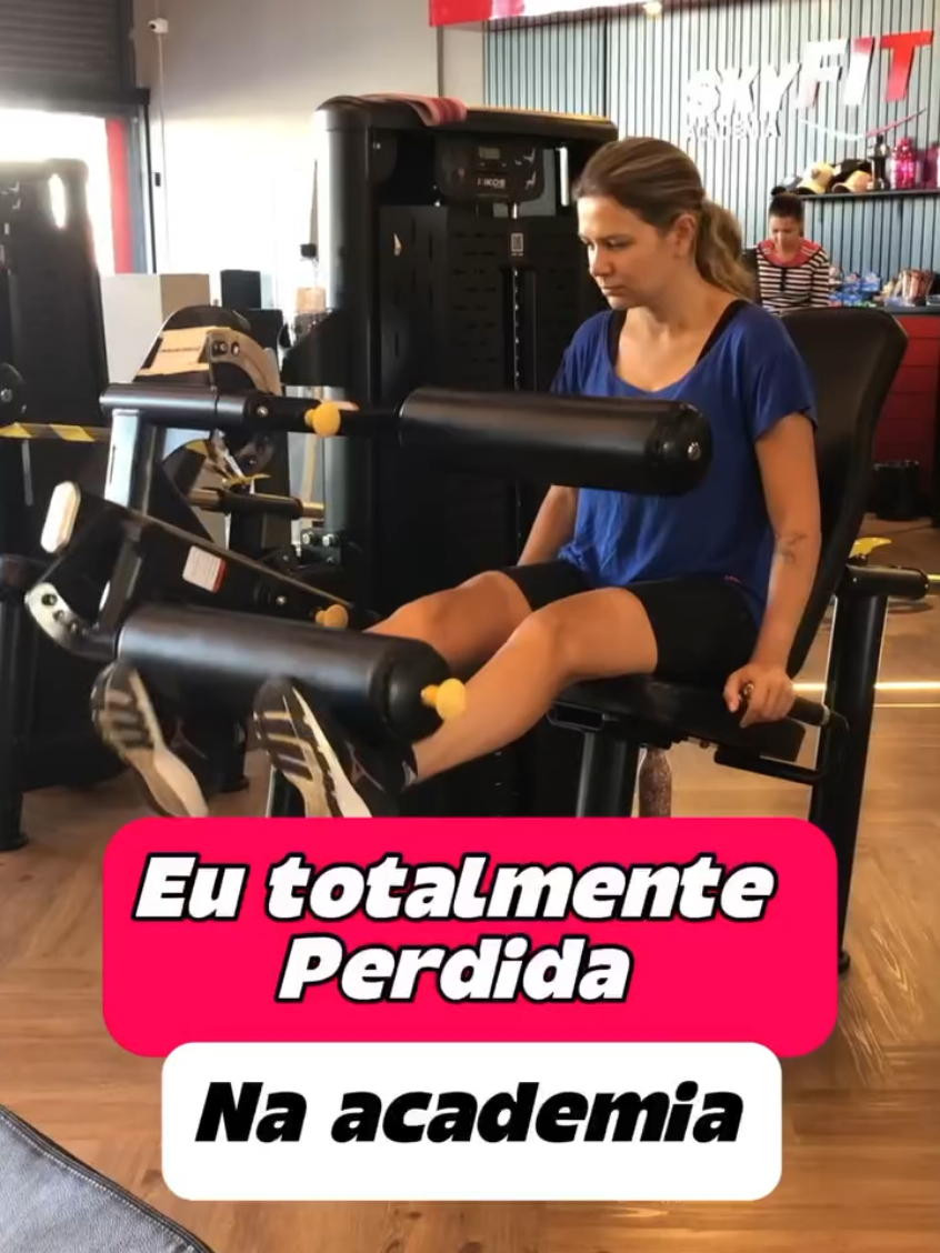 🤣 Parece engraçado, né? Mas é muito comum! E aposto que você já se identificou com alguma situação parecida! Muita gente entra na academia cheia de vontade, mas sem saber o que fazer... E o pior: além de não ver resultado, ainda corre o risco de se machucar ❌ . É por isso que ter o acompanhamento de um profissional faz toda a diferença ✅ 📲 Com a minha consultoria online, você treina com segurança e tem acompanhamento de perto, mesmo estando longe 📲 No meu aplicativo, você encontra vídeos explicativos de cada exercício, pra nunca mais ficar perdida na academia 🏋️‍♀️ . 🙌🏻 Bora treinar do jeito certo e alcançar seus resultados de verdade?” . . #consultoriapersonalizada #personaltraineronline #treinocomfoco #emagrecimentosaudavel #treinofeminino #vidasaudavel #mulheresquetreinam #foconadieta #treinoseguro #consultoriaonline #consultoriadetreino #treinamentoonline #semdesculpas