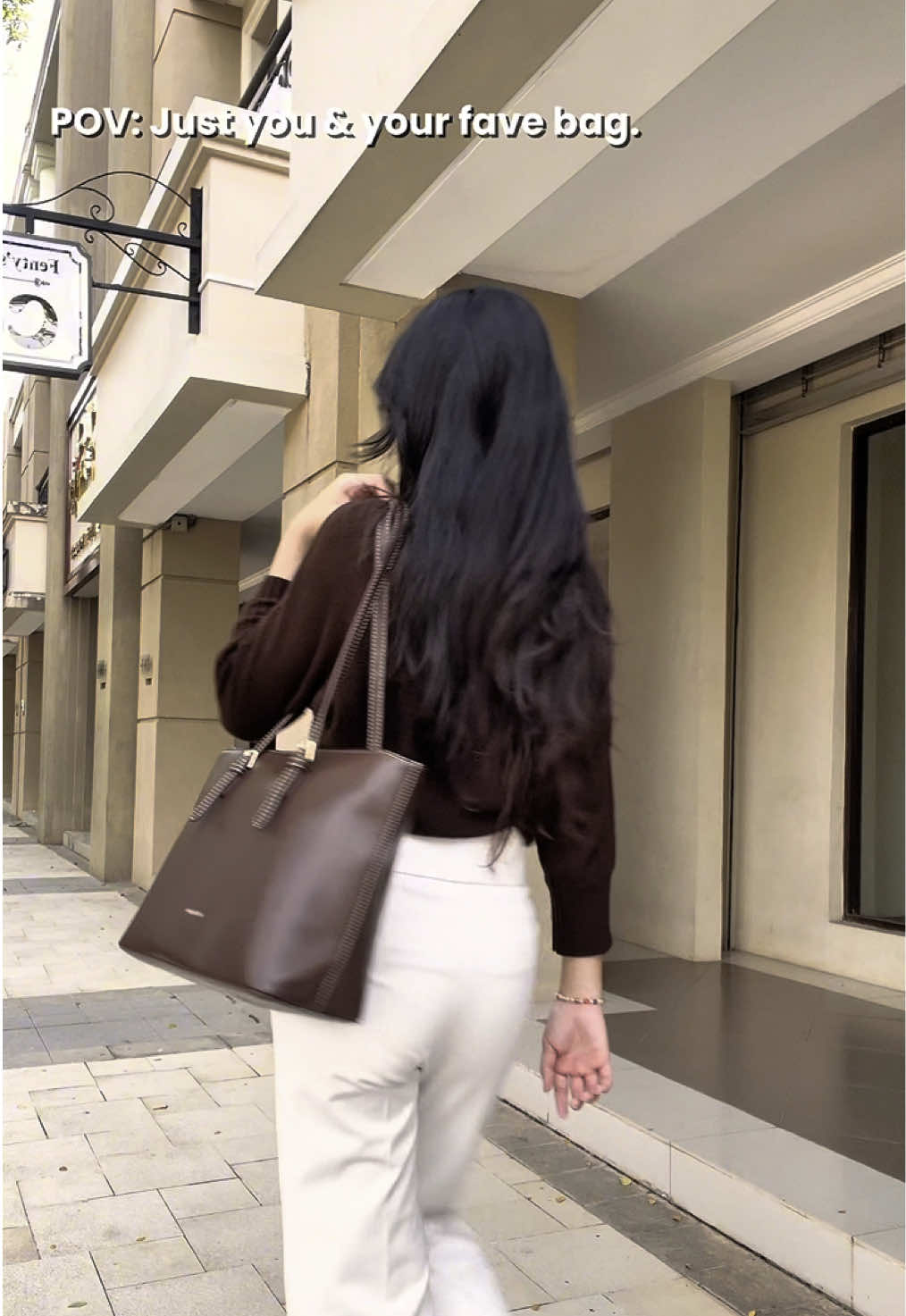 “Fiorella in Brown — your new favorite tote bag. Classic look, roomy space, and effortlessly stylish for every occasion!” #tasselempang #taswanita #fyp #shoptokopedia #SuperBrandDay #mossdoomindonesia 