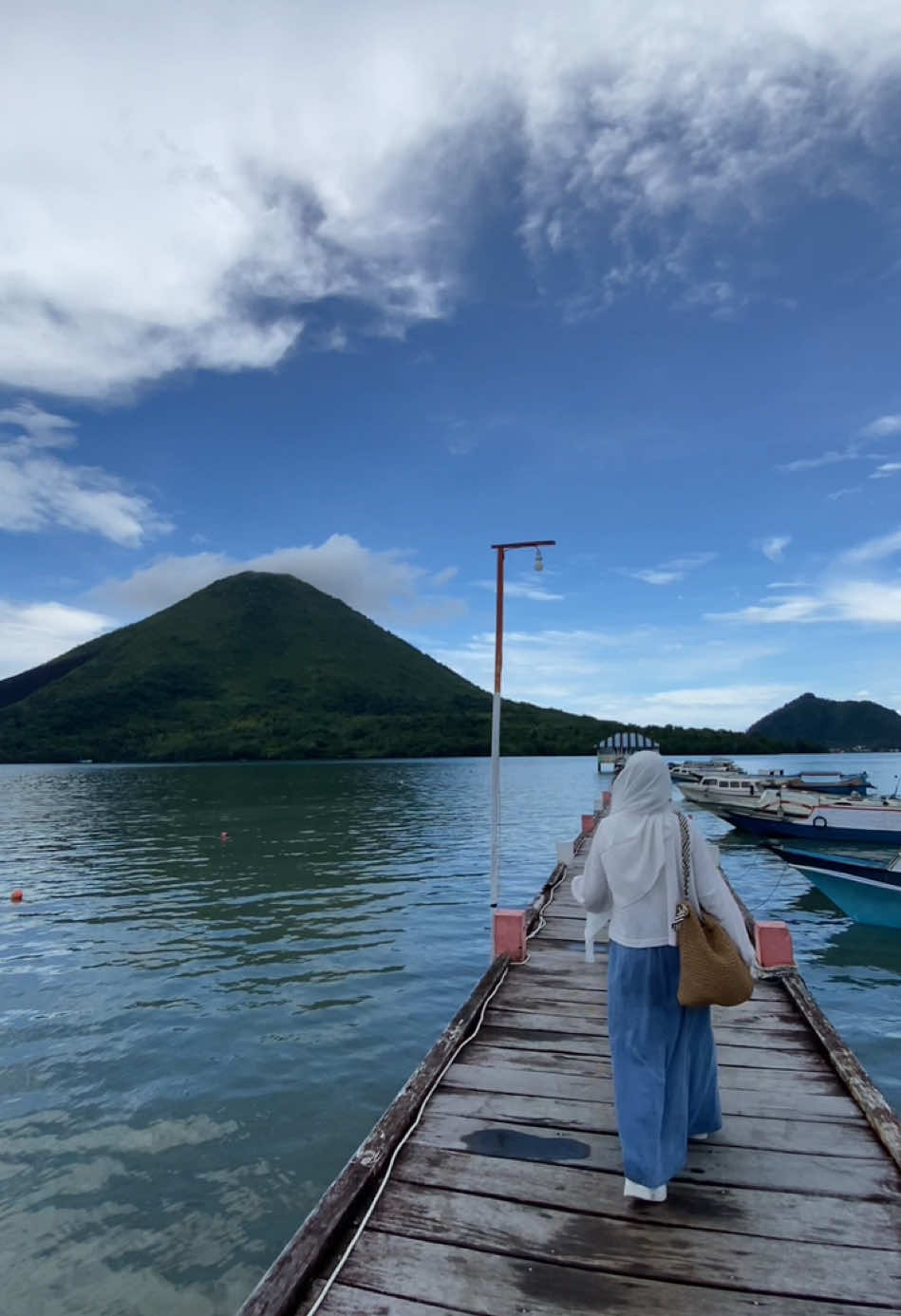 Tolong ajak aku kembali lagi suatu hari nanti yakk!🫵🏻🥹🥰🥰🥰🥰 ~Banda Neira, 2025 #bandaneira #bandaneiramaluku #bandaneirasampaijadidebu #maluku #malukupride🏝🔥 #malukupride🏝🔥 #wonderfulplaces #wonderfulindonesia #indonesia #solotravel #solotravelwoman 