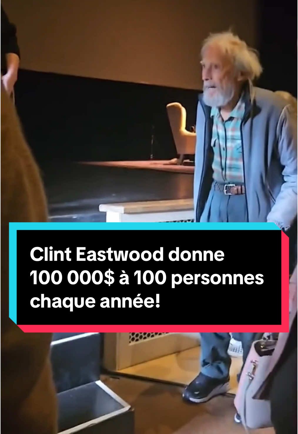 Il a décidé de choisir chaque année 100 personnes ordinaires et de leur offrir chacune 100 000 dollars. Voici Clint Eastwood