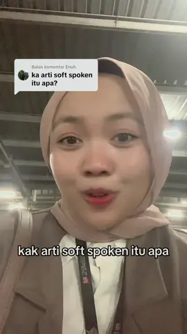 Membalas @Enuh “Soft spoken” adalah istilah dalam bahasa Inggris yang berarti seseorang yang berbicara dengan suara lembut, tenang, dan tidak keras. Orang yang soft spoken biasanya terdengar sopan, tidak meledak-ledak, dan cenderung menjaga nada bicara agar tidak menyinggung perasaan orang lain. Dalam konteks kepribadian, soft spoken sering menggambarkan seseorang yang pendiam, ramah, dan penuh pertimbangan saat berbicara. #apaartisoftspoken #softspoken #arti #fyp #softspoken #AI #berbicara #fyppppppppppppppppppppppp #fypage #fypシ゚ 