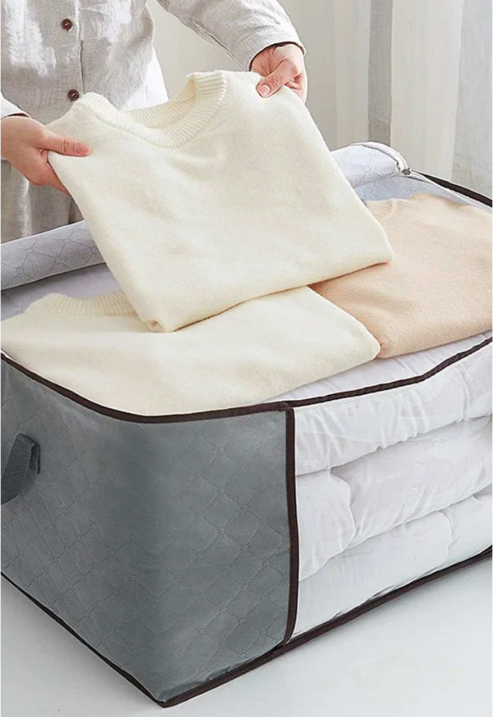 Caixa ecológica Organizadora de cobertores, casacos, deixe tudo organizado no seu guarda-roupa! Por apenas: 15,90 cada 😱😱😱😱 me chame que te envio o link😉  #caixa#organizador#organizacao#guardaroupa#cobertor#casaco#shopee #tesourodaspromocoes 