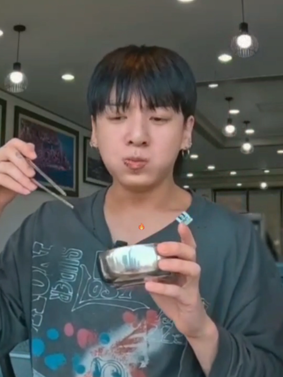 I don't think 🐥 ate he just fed his brothers #fyp #bts #btseats #mukbang #asmr #eat #parkjimin #jimin #jm  #kimtaehyung #taehyung #v  #jeonjungkook #jungkook #jk #areyousure 