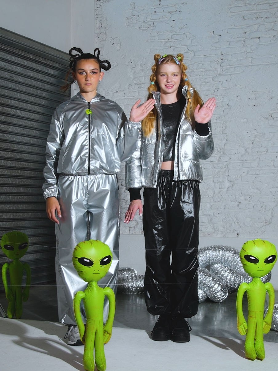 NEW COLLECTION | MOON RIDER 👽 Inspirada en el universo y las preguntas existenciales, esta colección nos invita a mirar más allá. ¿Estamos solos? ¿Alguna vez te sentiste “from another planet”? ¡Animate a explorarla! #newcollection #newin #moda #aliens #futuro #futurista #indumentaria #teens #fyp #foryoupage #viral_video 