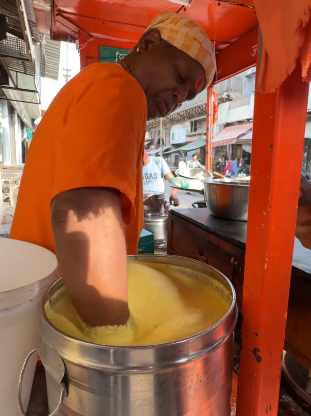 Agra ki galiyon mein chilla bana, aur viral ho gaya! #Foodie #foodbloggers #trending #pakkaBaba #indianstreetfood 