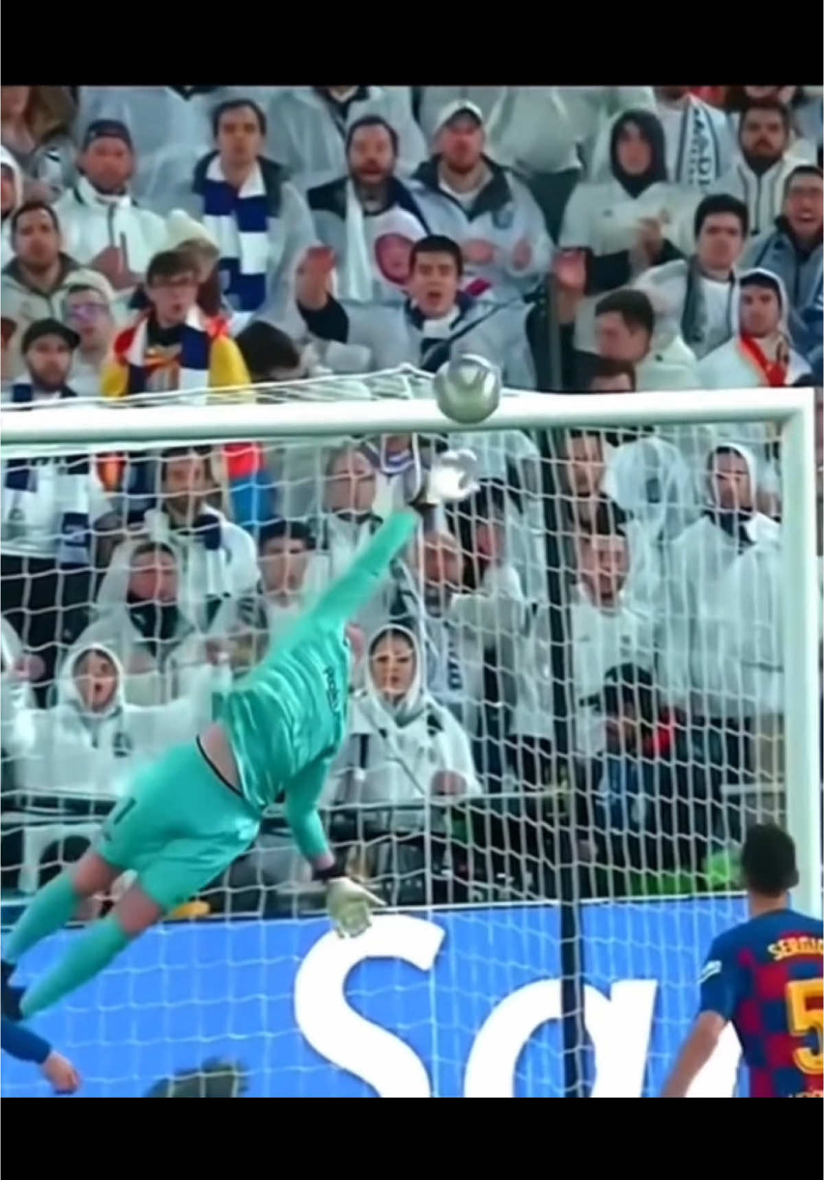 Impossible save 😮‍💨 never give up 🫡 #save#Soccer #moment #goalkeeper 