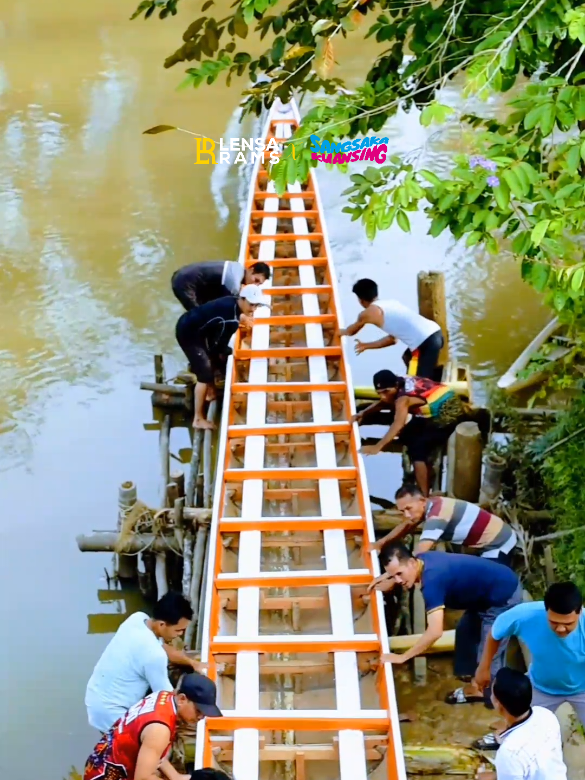PROSES PENURUAN PERAHU PANJANG / PACU JALUR INDONESIA 🛶🇮🇩  #viral #india #indonesia #pacujalur #trending #fyp  .. support by @SANGSAKA KUANSING 